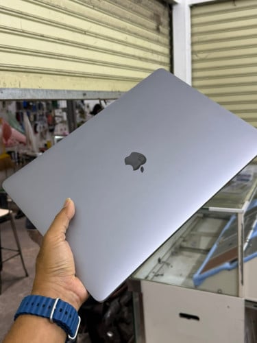 MacBook Pro 2017 Touchbar Core i7 2.8 Ram 16 HD 512G 380$ 15 អិញ ស្អាត