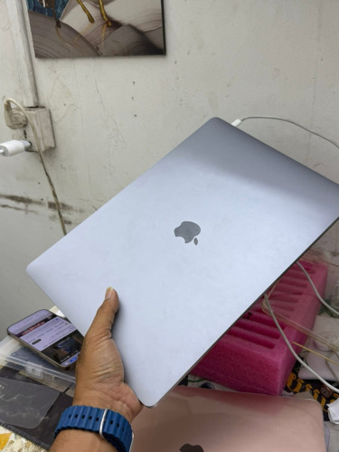 MacBook Pro 2019 Touchbar Ram 32G HD 512G 16អិញ Core i9 2.4 ស្អាត មានឆ្នាំងហ្សីន 540$