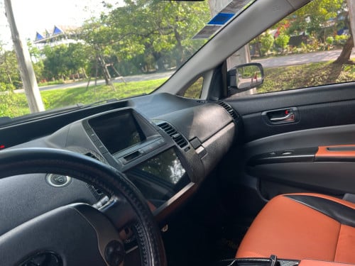 Pruis 2006 HF នៅអេមណាស់