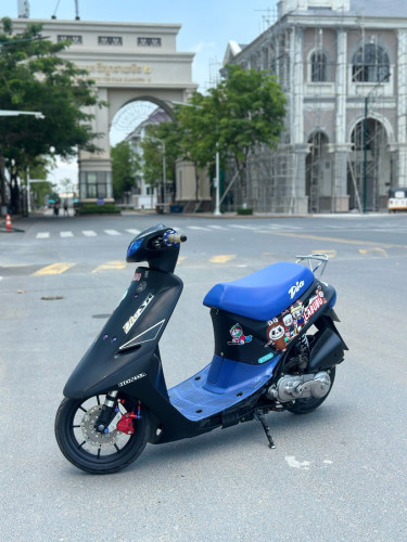 ម៉ូតូលក់ប្រញាប់លុយ មានគ្រឿងលេងខ្លះ