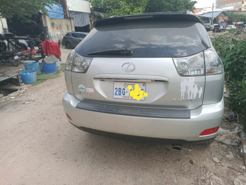 ឡានស្អាតមុខក្រោយមិនប៉ះមិនបុក ឡានគ្រួសារ ត្រូវការលុយដូរសេរី 05 ប៉ុង1 ពាក់កណ្តាល ពណ៍ប្រាក់