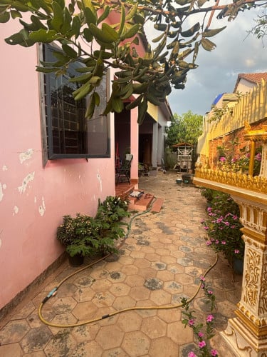 ដីនិងផ្ទះលក់បន្ទាន់ តម្លៃ(37000$)ចរចា មានប្លង់រឹងមាន2ផ្ទះពីបន្ទប់ម៉ាសុីនត្រជាក់
