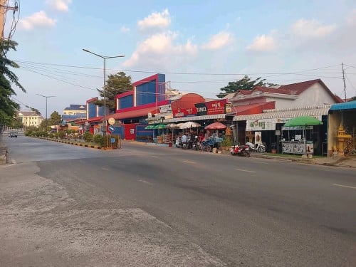 មានលក់ដីនិងផ្ទះនៅជាប់របងសាលាខេត្តកំពង់ស្ពឺទំហំដីក្បាល 9 ម៉ែត្របណ្ដោយ 20
