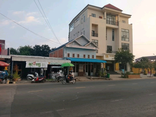 មានលក់ដីនិងផ្ទះនៅជាប់របងសាលាខេត្តកំពង់ស្ពឺទំហំដីក្បាល 9 ម៉ែត្របណ្ដោយ 20