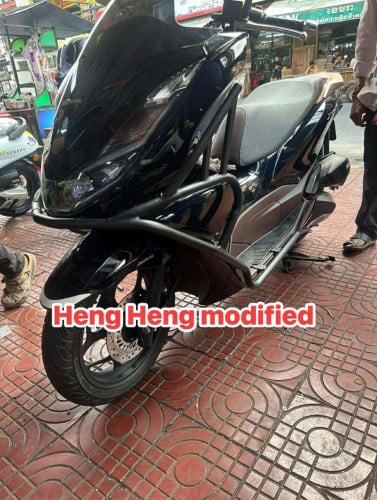 លក់រានកណ្តាល pcx 21-24 (15$) (ទើបប្រើបាន២ថ្ងៃ)និង កាងការពារ pcx 21-24 (25$)