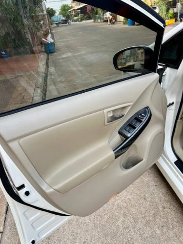 ត្រូវការលក់Toyota Prius 2012 option 2លេងម៉ាញ៉េinterruptហើយ យ៉ាន់option 5