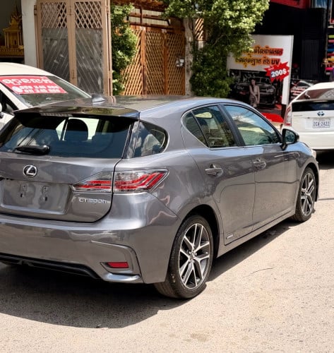 2014 CT200h full premium