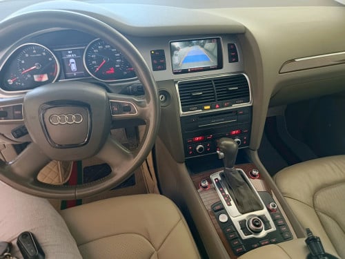 Audi Q7 full options ម៉ាស៊ីនសាំង ឆ្នាំ 2011