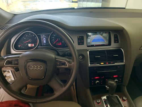 Audi Q7 full options ម៉ាស៊ីនសាំង ឆ្នាំ 2011