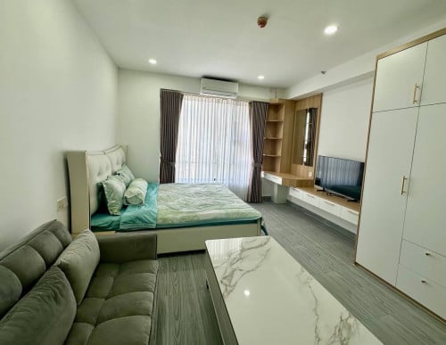 Beautiful studio room available for rent !