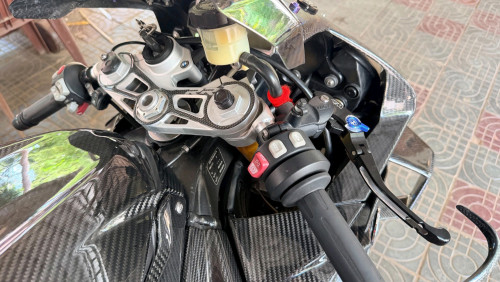 BMW s1000rr Full Carbon តម្លៃ៖ $11,800 (អាចចរចាបាន)