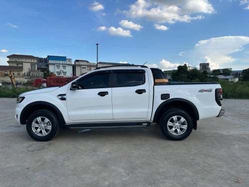 Ford Ranger XLT 2022 ម៉ាស៊ីន3.2 ពណ៌ស អត់បាញ់