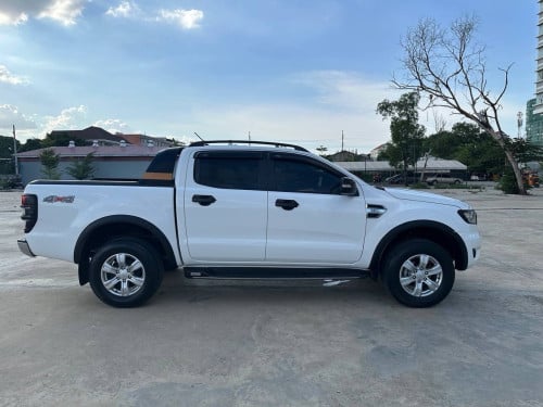 Ford Ranger XLT 2022 ម៉ាស៊ីន3.2 ពណ៌ស អត់បាញ់