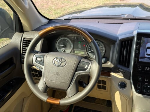 Land Cruiser GXR V6 2017