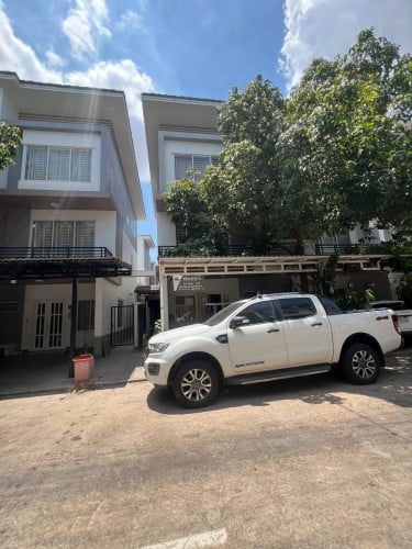 LC2 វីឡាសម្រាប់ជួលនៅបុរីប៉េហួតបឹងស្នោរ (សម្ភារ:ពេញ)
