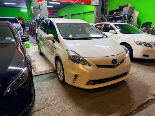 Prius V 2012 option 5