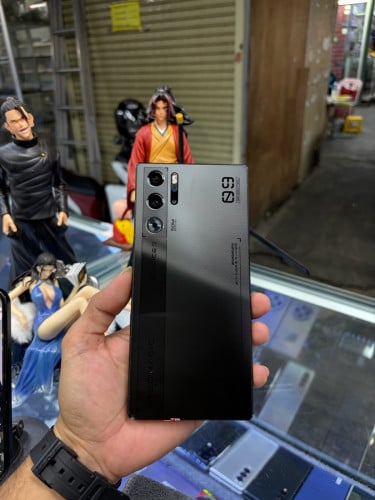 Redmagic9pro plus 1Tb Ram24G Sim2 CH ម៉ាសុីនសានុំស្រុីន បែកខ្នងតិច