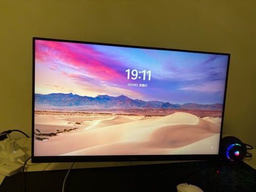Selling a nearly new computer set with monitor at a low price.
