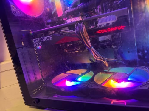 Selling a nearly new computer set with monitor at a low price.