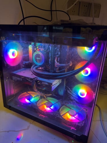 Selling a nearly new computer set with monitor at a low price.