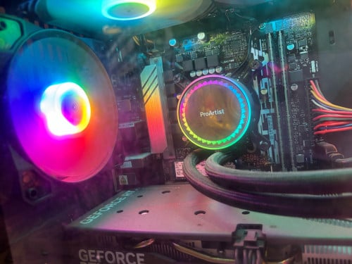 Selling a nearly new computer set with monitor at a low price.