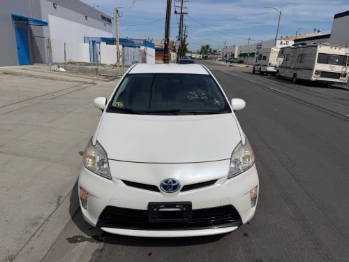 Toyota Prius option3 ក្នុងលឿង​ 014 ឡាន​កាលី​ ទឹកថ្នាំ​ហ្សុីន​មួយ​ជុំ​