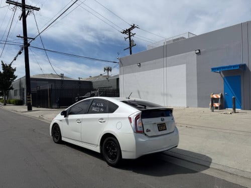 Toyota Prius option3 ក្នុងលឿង​ 014 ឡាន​កាលី​ ទឹកថ្នាំ​ហ្សុីន​មួយ​ជុំ​