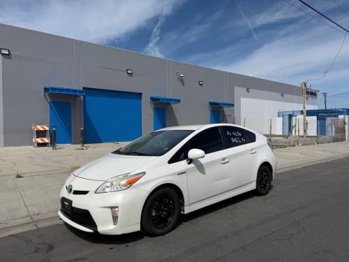 Toyota Prius option3 ក្នុងលឿង​ 014 ឡាន​កាលី​ ទឹកថ្នាំ​ហ្សុីន​មួយ​ជុំ​