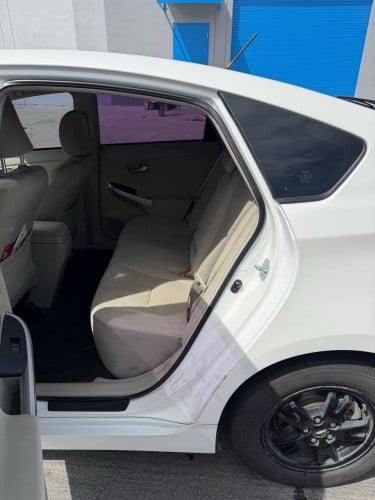 Toyota Prius option3 ក្នុងលឿង​ 014 ឡាន​កាលី​ ទឹកថ្នាំ​ហ្សុីន​មួយ​ជុំ​