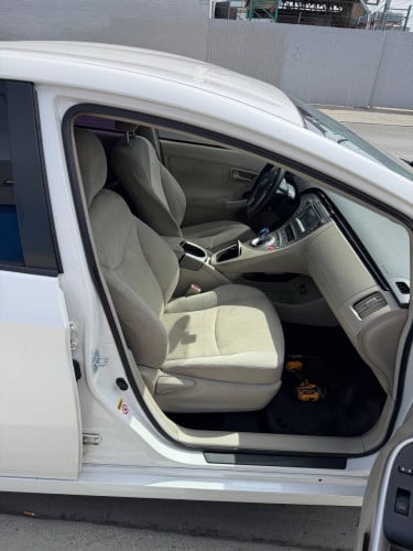 Toyota Prius option3 ក្នុងលឿង​ 014 ឡាន​កាលី​ ទឹកថ្នាំ​ហ្សុីន​មួយ​ជុំ​