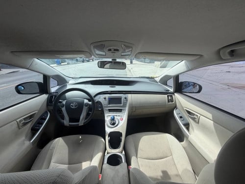 Toyota Prius option3 ក្នុងលឿង​ 014 ឡាន​កាលី​ ទឹកថ្នាំ​ហ្សុីន​មួយ​ជុំ​