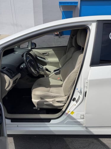 Toyota Prius option3 ក្នុងលឿង​ 014 ឡាន​កាលី​ ទឹកថ្នាំ​ហ្សុីន​មួយ​ជុំ​