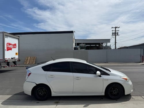 Toyota Prius option3 ក្នុងលឿង​ 014 ឡាន​កាលី​ ទឹកថ្នាំ​ហ្សុីន​មួយ​ជុំ​