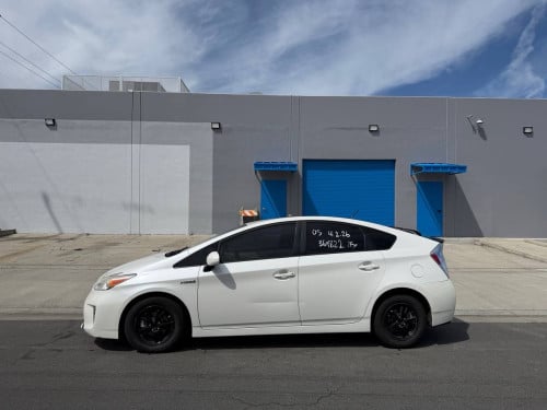 Toyota Prius option3 ក្នុងលឿង​ 014 ឡាន​កាលី​ ទឹកថ្នាំ​ហ្សុីន​មួយ​ជុំ​