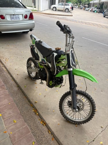 នៅថ្មី