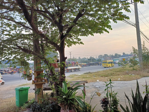 ផ្ទះល្វែងលក់ទល់មុខរោងចក្រ