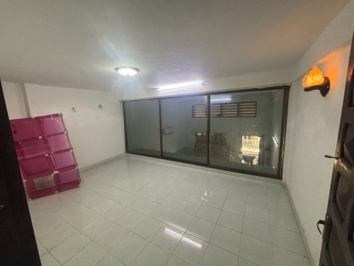 ផ្ទះលក់នៅក្រោយវាំង