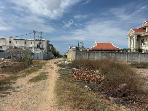 ដីកែងលក់នៅជិតបុរីEco Residence សែនសុច