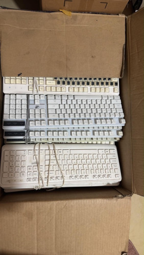 លក់​ Keyboard ខ្សែ​ តំលៃថោក​ ចរចារ​ ម៉ៅទាំង​អស់​  មានប្រហែល​ 100​ គ្រាប់​