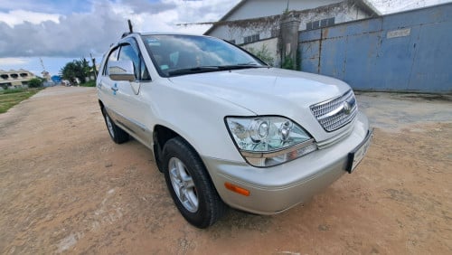 ដំណឹងលក់ឡានស្អាត Lexus RX300ឆ្នាំ2002 ពណ៍សរកាំម៉ៃ
