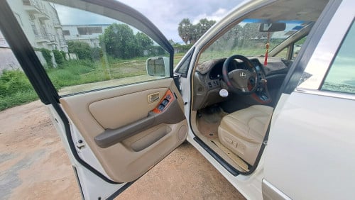 ដំណឹងលក់ឡានស្អាត Lexus RX300ឆ្នាំ2002 ពណ៍សរកាំម៉ៃ