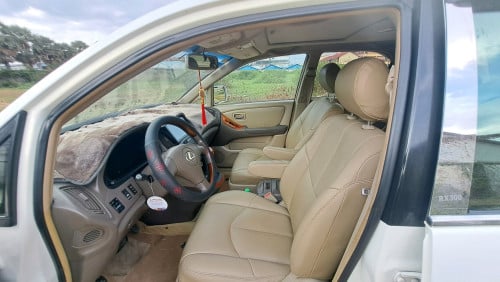 ដំណឹងលក់ឡានស្អាត Lexus RX300ឆ្នាំ2002 ពណ៍សរកាំម៉ៃ