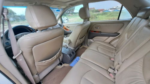 ដំណឹងលក់ឡានស្អាត Lexus RX300ឆ្នាំ2002 ពណ៍សរកាំម៉ៃ
