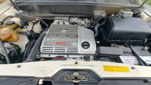 ដំណឹងលក់ឡានស្អាត Lexus RX300ឆ្នាំ2002 ពណ៍សរកាំម៉ៃ