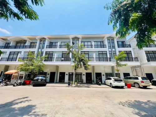 វីឡា LV ប៉េងហួតបឹងស្នោរលក់បន្ទាន់ $120,000​ ប្លង់រឹង