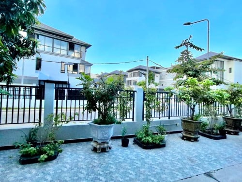 ផ្ទះវីឡាឃ្វីនកែង សម្រាប់លក់ បន្ទាន់ខ្លាំង