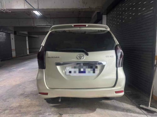 អ្នកជិះចង់លក់ Toyota Avanza 2015