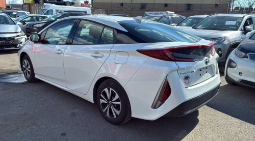 ទើបដេញបាន Toyota Prius prime 2017 Full Premium