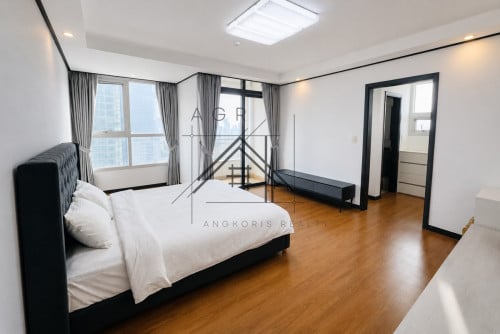 🏢 3 Bedroom Condo For Rent in De Castle Royal, BKK1 - Phnom Penh