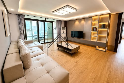 🏢 3 Bedroom Condo For Rent in De Castle Royal, BKK1 - Phnom Penh